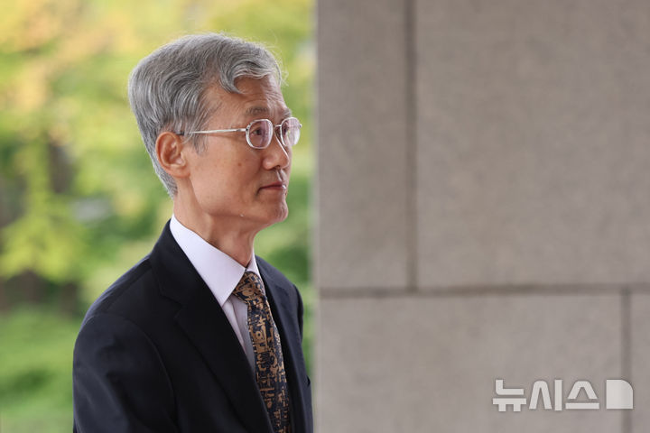 [서울=뉴시스] 권창회 기자 = 조희대 대법원장이 16일 서울 서초구 대법원으로 출근하고 있다. 2026.10.16. kch0523@newsis.com