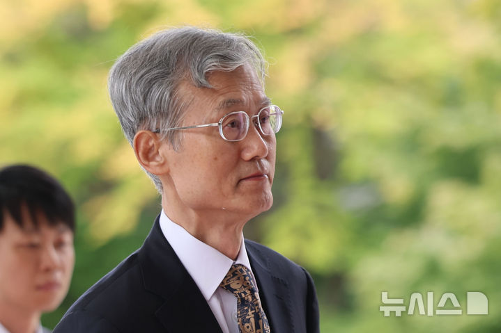 [서울=뉴시스] 권창회 기자 = 조희대 대법원장이 16일 서울 서초구 대법원으로 출근하고 있다. 2026.10.16. kch0523@newsis.com