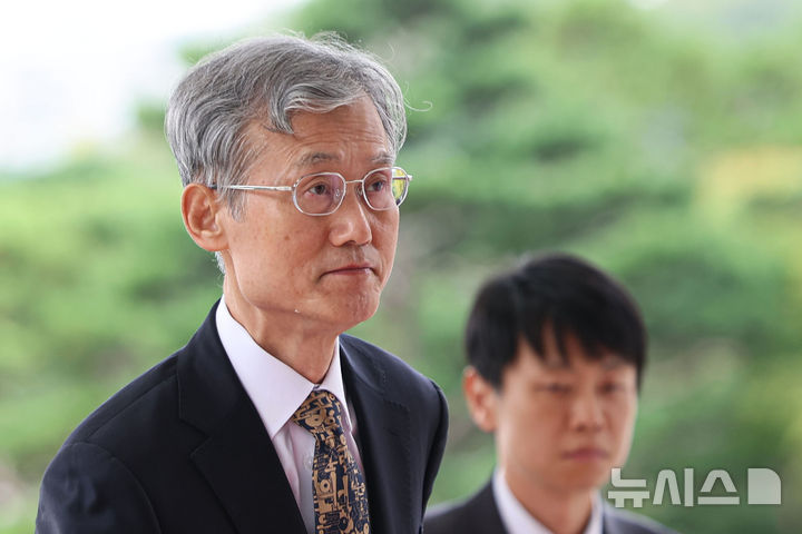 [서울=뉴시스] 권창회 기자 = 조희대 대법원장이 16일 서울 서초구 대법원으로 출근하고 있다. 2026.10.16. kch0523@newsis.com