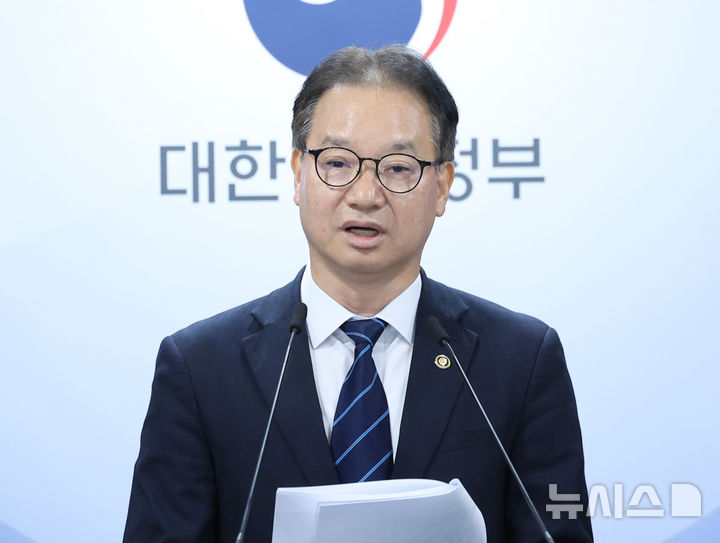 [서울=뉴시스] 조수정 기자 = 국무조정실 정부합동 부패예방추진단장인 김영수 국무1차장이 16일 오전 서울 종로구 정부서울청사에서 산림사업 추진실태 합동점검 결과 발표를 하고 있다. 2026.10.16. chocrystal@newsis.com