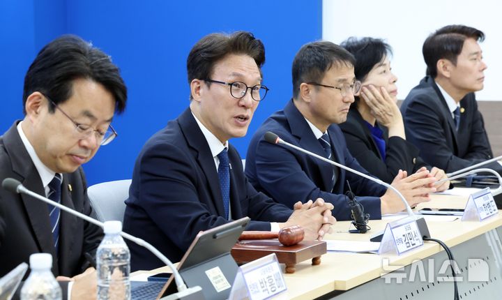  [부산=뉴시스] 하경민 기자 = 김민석 더불어민주당 대표가 16일 부산 동구 민주당 부산시당에서 열린 최고위원회의에 참석, 발언을 하고 있다. 2026.10.16. yulnetphoto@newsis.com