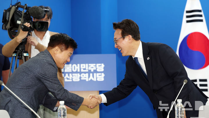  [부산=뉴시스] 하경민 기자 = 김민석 더불어민주당 대표가 16일 부산 동구 민주당 부산시당에서 열린 최고위원회의에 참석, 부산시당 관계자들과 인사하고 있다. 2026.10.16. yulnetphoto@newsis.com