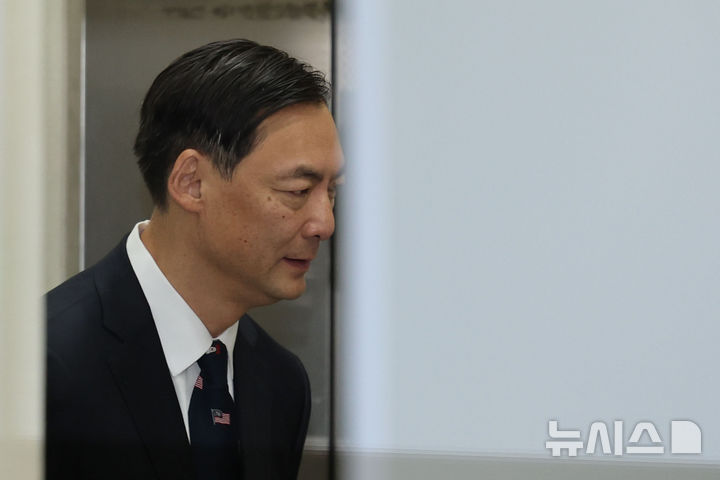 [서울=뉴시스] 권창회 기자 = 이재명 대통령의 허위 '소년원 수감설'을 유포해 명예를 훼손했다는 혐의를 받는 모스 탄이 16일 서울 서초구 서울중앙지법에서 열린 1차 공판에 출석하고 있다. 2026.10.16. kch0523@newsis.com