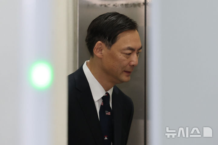 [서울=뉴시스] 권창회 기자 = 이재명 대통령의 허위 '소년원 수감설'을 유포해 명예를 훼손했다는 혐의를 받는 모스 탄이 16일 서울 서초구 서울중앙지법에서 열린 1차 공판에 출석하고 있다. 2026.10.16. kch0523@newsis.com