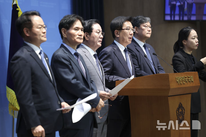 [서울=뉴시스] 김근수 기자 = 더불어민주당 국토교통위원회 소속 의원들이 16일 오전 서울 여의도 국회 소통관에서 한강버스 비리 의혹 진상규명을 위한 핵심 증인 채택 및 자료 제출 촉구 기자회견을 하고 있다. 2026.10.16. ks@newsis.com