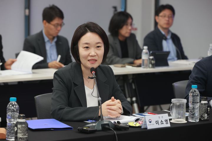 [서울=뉴시스] 이소영 중소벤처기업부 장관이 16일 충북 청주시 오가노이드 사이언스에서 간담회를 하고 있다. (사진=중기부 제공) 2026.10.16. photo@newsis.com *재판매 및 DB 금지