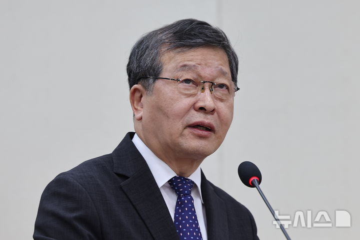 [서울=뉴시스] 최진석 기자 = 박수근 중앙노동위원회 위원장이 16일 여의도 국회에서 열린 기후에너지환경노동위원회의 경사노위 등에 국정감사에 출석해 증인 선서하고 있다. 2026.10.16. myjs@newsis.com