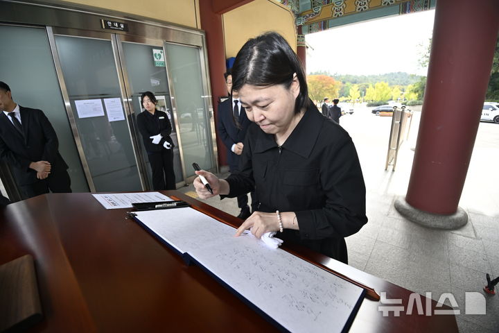 [전남광주=뉴시스] 양시원 기자 = 임은정 광주지방중대범죄수사청장이 16일 오전 전남광주 북구 운정동 국립5·18민주묘지를 방문해 참배에 앞서 방명록을 작성하고 있다. 2026.10.16. goodwrite97@newsis.com