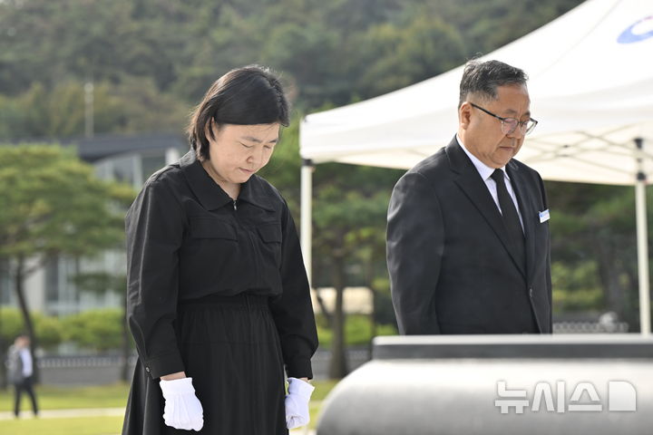 전남광주=뉴시스] 양시원 기자 = 임은정 광주지방중대범죄수사청장이 16일 오전 전남광주 북구 운정동 국립5·18민주묘지를 찾아 오월 영령에 묵념하고 있다. 2026.10.16. goodwrite97@newsis.com