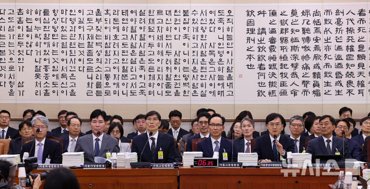 [서울=뉴시스] 고범준 기자 = 오민석 서울중앙지방법원장이 16일 서울 여의도 국회에서 열린 법제사법위원회 국정감사(서울고등법원 등)에서 의원 질의에 답변하고 있다. 왼쪽부터 정준영 서울회생법원장, 이원형 서울가정법원장, 배준현 수원고등법원장, 김대웅 서울고등법원장, 오민석 서울중앙지방법원장, 정선재 서울행정법원장. 2026.10.16. bjko@newsis.com