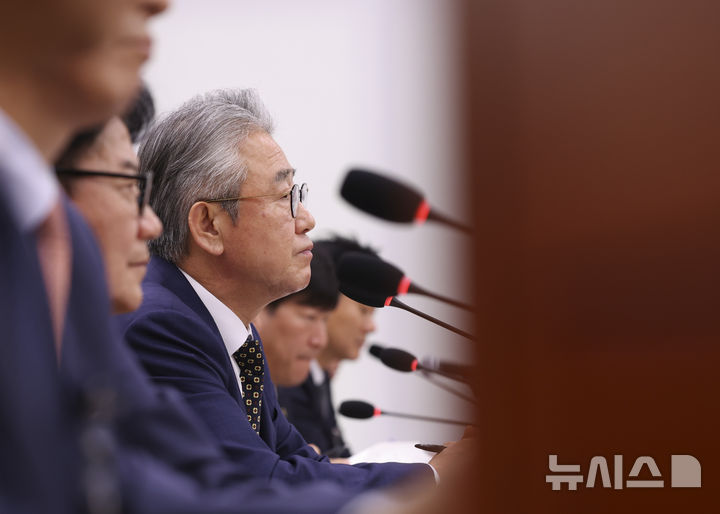 [서울=뉴시스] 김근수 기자 = 강호동 농업협동조합중앙회 회장이 16일 오전 서울 여의도 국회에서 열린 농림축산식품해양수산위 국정감사에서 질의에 답하고 있다. 2026.10.16. ks@newsis.com