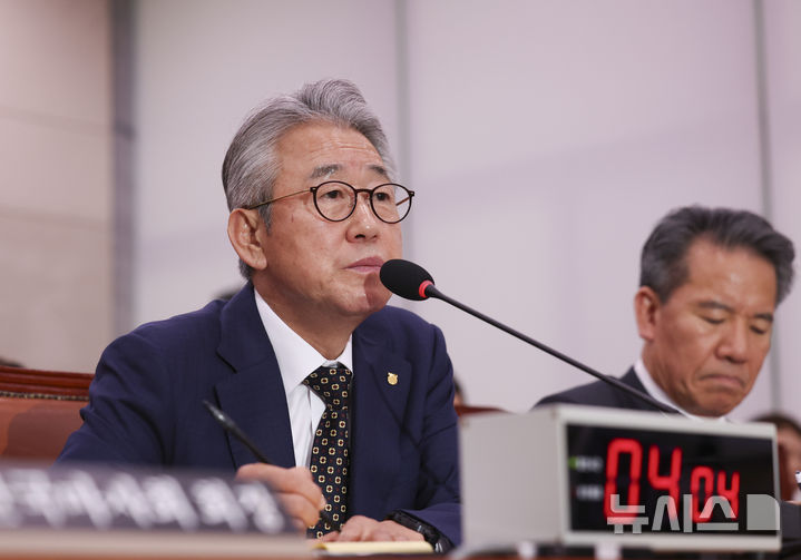 [서울=뉴시스] 김근수 기자 = 강호동 농업협동조합중앙회 회장이 16일 오전 서울 여의도 국회에서 열린 농림축산식품해양수산위 국정감사에서 질의에 답하고 있다. 2026.10.16. ks@newsis.com