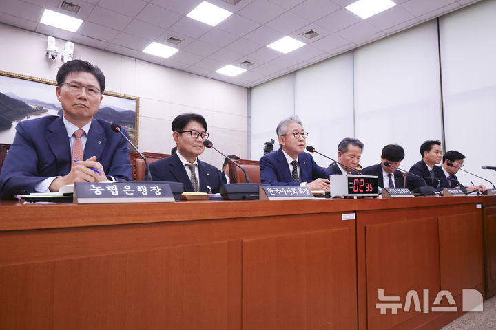[서울=뉴시스] 김근수 기자 = 강호동 농업협동조합중앙회 회장이 16일 오전 서울 여의도 국회에서 열린 농림축산식품해양수산위 국정감사에서 질의에 답하고 있다. 2026.10.16. ks@newsis.com