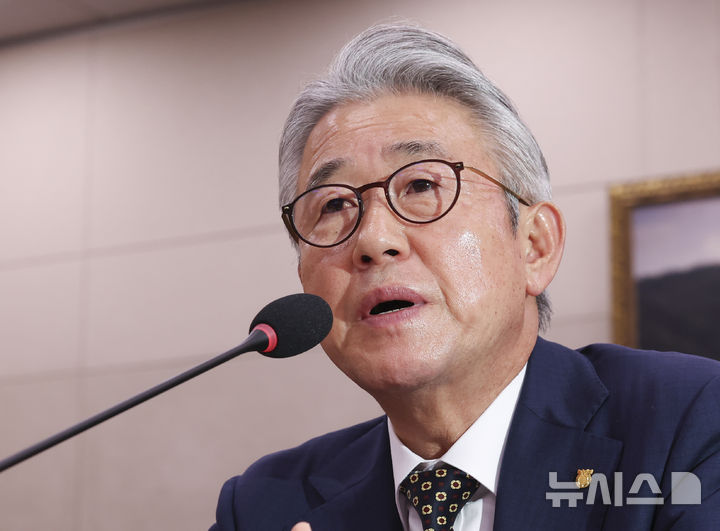 [서울=뉴시스] 김근수 기자 = 강호동 농업협동조합중앙회 회장이 16일 오전 서울 여의도 국회에서 열린 농림축산식품해양수산위 국정감사에서 질의에 답하고 있다. 2026.10.16. ks@newsis.com