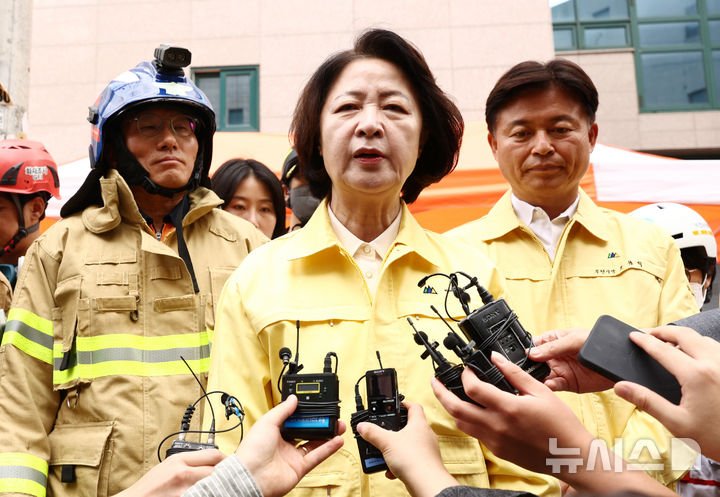 [부천=뉴시스] 고승민 기자 = 추미애 경기도지사가 16일 경기도 부천시 오정구의 한 도장공장 화재 현장을 찾아 발언하고 있다. 2026.10.16. kkssmm@newsis.com