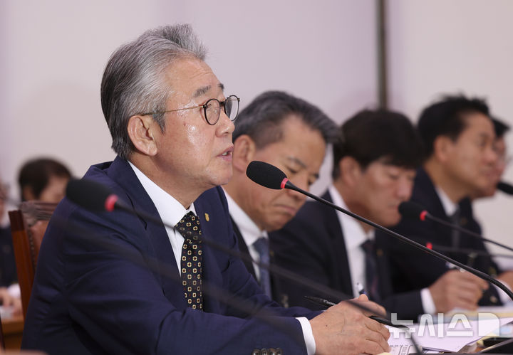 [서울=뉴시스] 김근수 기자 = 강호동 농업협동조합중앙회 회장이 16일 오전 서울 여의도 국회에서 열린 농림축산식품해양수산위 국정감사에서 질의에 답하고 있다. 2026.10.16. ks@newsis.com