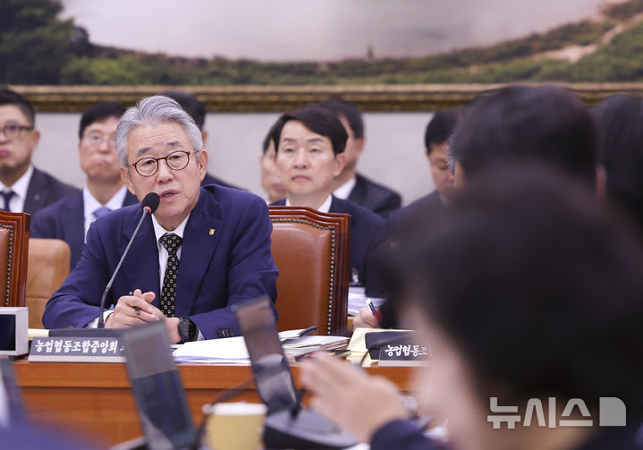 [서울=뉴시스] 김근수 기자 = 강호동 농업협동조합중앙회 회장이 16일 오전 서울 여의도 국회에서 열린 농림축산식품해양수산위 국정감사에서 질의에 답하고 있다. 2026.10.16. ks@newsis.com