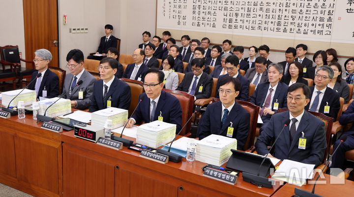 [서울=뉴시스] 고범준 기자 = 김대웅 서울고등법원장이 이혼 소송 과정에서 주소가 노출된 여성이 남편에게 살해당한 사건 등 소송 절차에서 발생한 개인정보 노출 문제와 관련해 제도 개선이 필요하다는 입장을 밝혔다. 사진은 김 법원장이 16일 서울 여의도 국회에서 열린 법제사법위원회 국정감사(서울고등법원 등)에서 의원 질의에 답변하는 모습. 2026.10.16. bjko@newsis.com