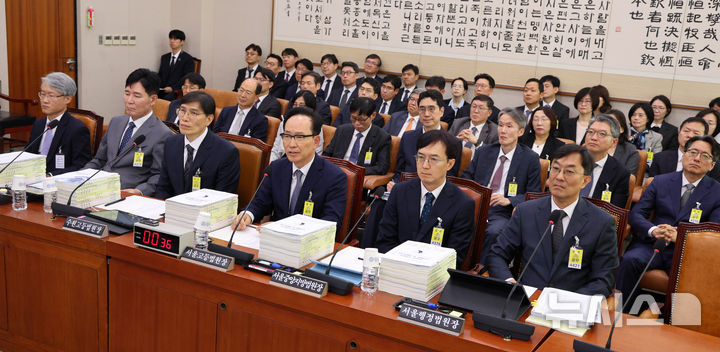 [서울=뉴시스] 고범준 기자 = 인천 대형 상업시설에서 전자발찌를 착용한 남성이 흉기 난동을 벌인 사건과 관련해 법원장들이 재발 방지를 위한 추가 조치가 필요하다는 입장을 밝혔다. 이혼소송 등 법적 절차를 통해 피해자의 주소가 노출되는 문제에 대해서도 제도 개선 필요성이 제기됐다. 사진은 김대웅 서울고등법원장이 16일 서울 여의도 국회에서 열린 법제사법위원회 국정감사(서울고등법원 등)에서 의원 질의에 답변하는 모습. 2026.10.16. bjko@newsis.com