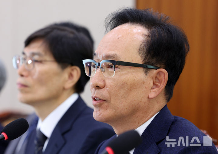 [서울=뉴시스] 고범준 기자 = 김대웅 서울고등법원장이 대법관 후보자 재제청을 둘러싼 갈등과 관련해 대법원장의 제청권과 대통령의 임명권, 국회 임명 동의권 사이에 우열이 없다는 입장을 밝혔다. 사진은 김 법원장이 16일 서울 여의도 국회에서 열린 법제사법위원회 국정감사(서울고등법원 등)에서 의원 질의에 답변하는 모습. 2026.10.16. bjko@newsis.com