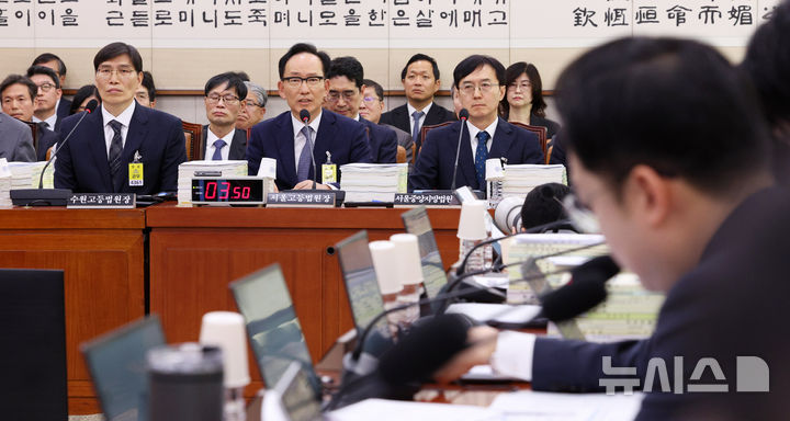[서울=뉴시스] 고범준 기자 = 김대웅 서울고등법원장이 16일 서울 여의도 국회에서 열린 법제사법위원회 국정감사(서울고등법원 등)에서 의원 질의에 답변하고 있다. 2026.10.16. bjko@newsis.com