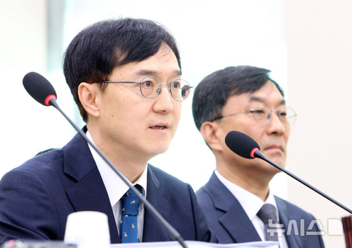 [서울=뉴시스] 고범준 기자 = 오민석 서울중앙지방법원장이 이달 말 구속기간 만료를 앞둔 김건희 여사와 관련된 질의에 재판부가 직권으로 추가 구속영장을 발부할 수 있다는 원칙을 확인했다. 다만 김 여사의 추가 구속 필요성 등에 대해서는 개별 재판에 관련된 사항이라며 답변하지 않았다. 사진은 오 법원장이 16일 서울 여의도 국회에서 열린 법제사법위원회 국정감사(서울고등법원 등)에서 의원 질의에 답변하는 모습. 2026.10.16. bjko@newsis.com