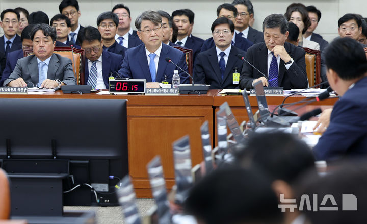 [서울=뉴시스] 최진석 기자 = 김지형 경제사회노동위원회 위원장이 16일 여의도 국회에서 열린 기후에너지환경노동위원회의 경사노위 등에 국정감사에 출석해 의원 질의를 듣고 있다. 2026.10.16. myjs@newsis.com