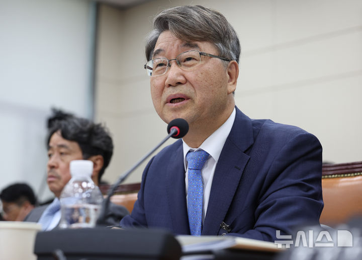 [서울=뉴시스] 최진석 기자 = 김지형 경제사회노동위원회 위원장이 16일 여의도 국회에서 열린 기후에너지환경노동위원회의 경사노위 등에 국정감사에 출석해 의원 질의에 답하고 있다. 2026.10.16. myjs@newsis.com