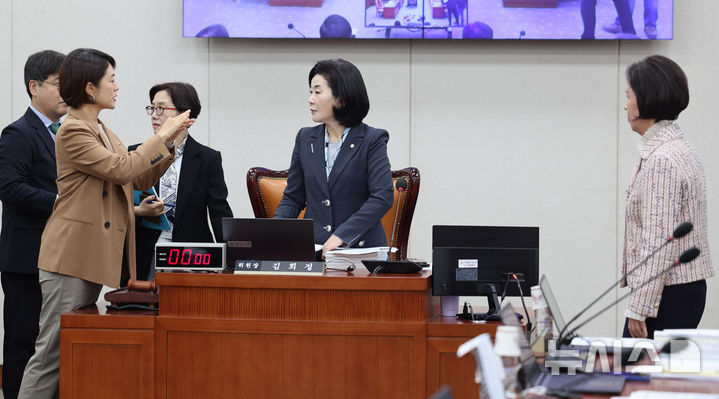 [서울=뉴시스] 최진석 기자 = 김희정(가운데) 국회 교육위원회 위원장이 16일 여의도 국회에서 열린 교육위원회의 서울대 등에 대한 국정감사에 앞서 국정감사 증인 동행명령장 관련해 여당 간사인 고민정 더불어민주당 의원, 야당 간사인 이인선 국민의힘 의원과 대화를 나누고 있다. 2026.10.16. myjs@newsis.com 
