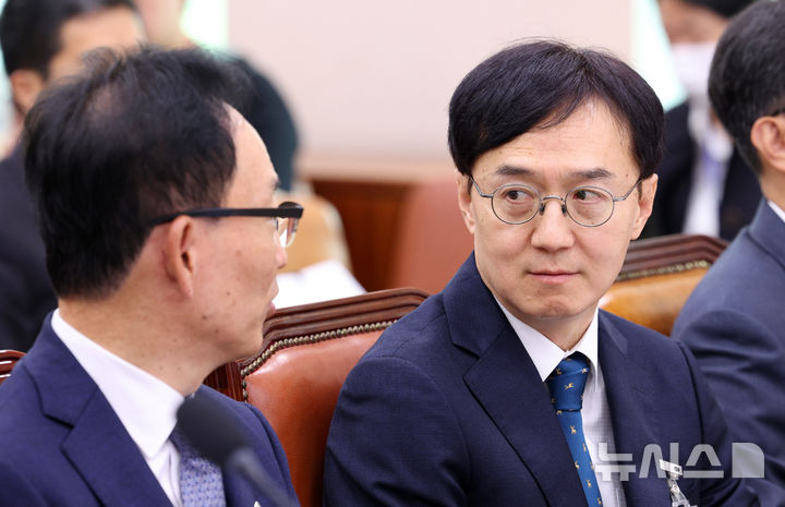 [서울=뉴시스] 고범준 기자 = 김대웅 서울고등법원장이 대법관 후보자 재제청을 둘러싼 갈등과 관련해 대법원장의 제청권과 대통령의 임명권, 국회 임명 동의권 사이에 우열이 없다는 입장을 밝혔다. 사진은 오민석 서울중앙지방법원장이 16일 서울 여의도 국회에서 열린 법제사법위원회 국정감사(서울고등법원 등)에서 김대웅 서울고등법원장과 대화를 하는 모습. 2026.10.16. bjko@newsis.com