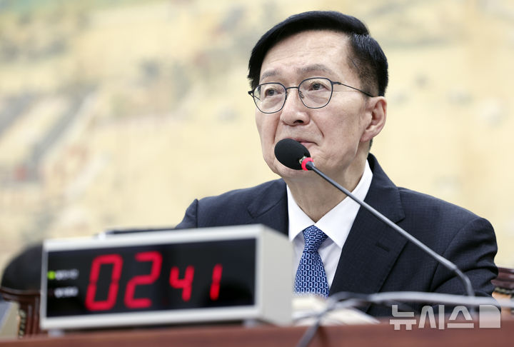 [서울=뉴시스] 최진석 기자 = 유홍림 서울대학교 총장이 16일 여의도 국회에서 열린 교육위원회의 서울대 등에 대한 국정감사에 출석해 의원 질의에 답하고 있다. 2026.10.16. myjs@newsis.com 