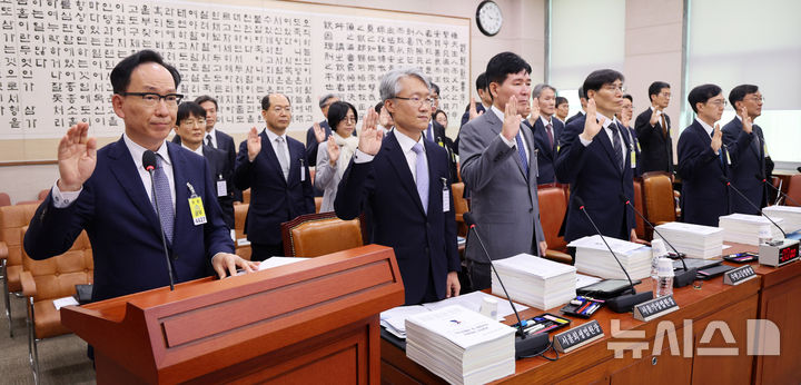 [서울=뉴시스] 고범준 기자 = 김대웅 서울고등법원장이 16일 서울 여의도 국회에서 열린 법제사법위원회 국정감사(서울고등법원 등)에서 증인 선서를 하고 있다. 2026.10.16. bjko@newsis.com