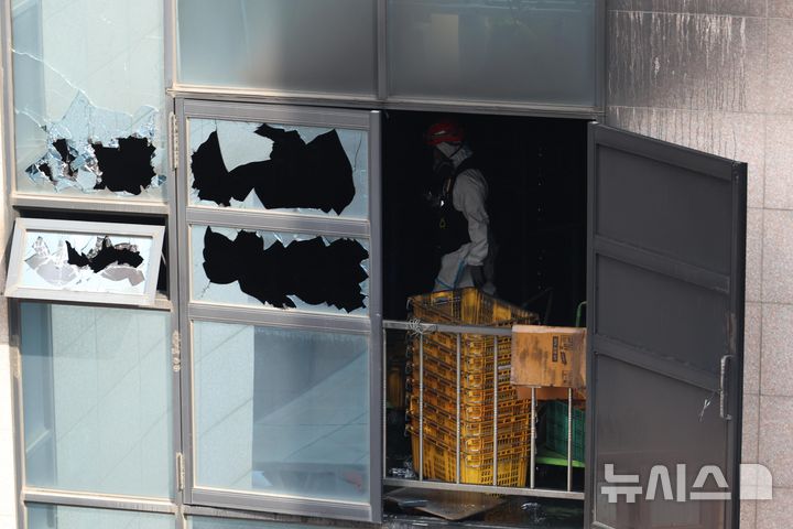 [부천=뉴시스] 고승민 기자 = 16일 경기 부천시 오정구의 한 도장공장에서 화재가 발생해 소방대원 등이 현장 조사를 하고 있다. 2026.10.16. kkssmm@newsis.com