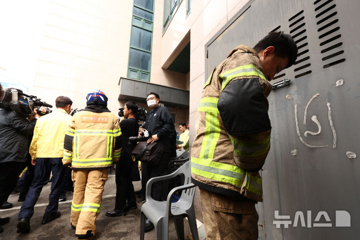 [부천=뉴시스] 고승민 기자 = 16일 경기도 부천시 오정구의 한 도장공장 화재 현장에서 한 소방관이 눈물을 흘리고 있다. 2026.10.16. kkssmm@newsis.com