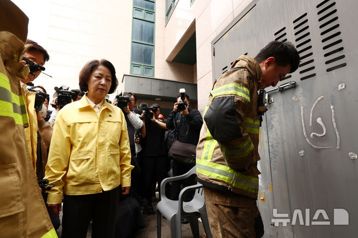 [부천=뉴시스] 고승민 기자 = 16일 경기도 부천시 오정구의 한 도장공장 화재 현장에서 한 소방관이 눈물을 흘리고 있다. 추미애 경기도지사가 위로의 말을 전하고 있다. 2026.10.16. kkssmm@newsis.com