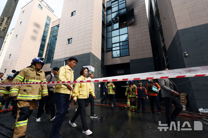 [부천=뉴시스] 고승민 기자 = 추미애 경기도지사가 16일 부천 오정구의 한 도장공장 화재현장을 살핀 뒤 현장을 나서고 있다. 2026.10.16. kkssmm99@newsis.com