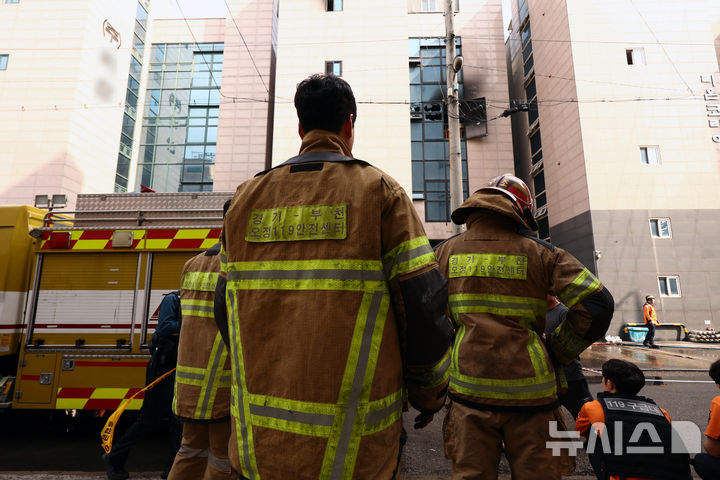 [부천=뉴시스] 고승민 기자 = 지난 16일 경기도 부천시 오정구의 한 도장공장 화재 현장에서 소방관들이 현장을 지켜보고 있다. 2026.10.16. kkssmm@newsis.com