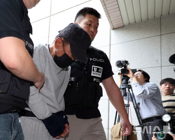 [인천=뉴시스] 전진환 기자 = 인천 남동구의 한 상가 식당가에서 흉기난동을 벌인 남성 A씨가 16일 인천 미추홀구 인천지방법원으로 구속 전 피의자 심문(영장실질심사)을 받기 위해 들어가고 있다. A씨는 지난 13일 인천시 남동구 구월동의 상가 식당가에서 이용객 10명에게 흉기를 휘두른 한 혐의를 받고 있다. 2026.10.16. amin2@newsis.com
