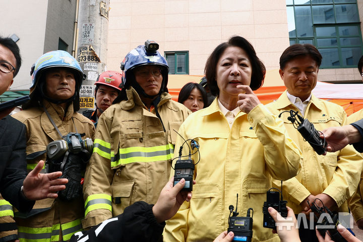 [부천=뉴시스] 고승민 기자 = 추미애 경기도지사가 16일 부천 오정구의 한 도장공장 화재현장을 살피던 중 취재진 질문에 답하고 있다. 2026.10.16. kkssmm99@newsis.com