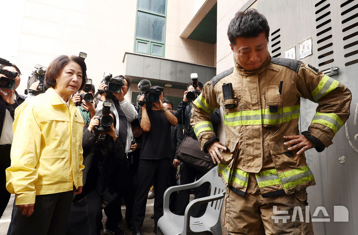 [부천=뉴시스] 고승민 기자 = 16일 경기도 부천시 오정구 도장공장 화재 현장에서 소방관이 눈물을 흘리고 있다. 추미애 경기도지사가 위로의 말을 전하고 있다. 2026.10.16. kkssmm@newsis.com