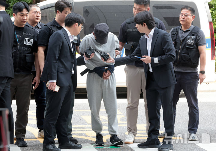 [인천=뉴시스] 전진환 기자 = 인천 남동구의 한 상가 식당가에서 흉기난동을 벌인 남성 A씨가 16일 인천 미추홀구 인천지방법원으로 구속 전 피의자 심문(영장실질심사)을 받기 위해 도착해 취재진의 질문에 답하고 있다. A씨는 지난 13일 인천시 남동구 구월동의 상가 식당가에서 이용객 10명에게 흉기를 휘두른 한 혐의를 받고 있다. 2026.10.16. amin2@newsis.com