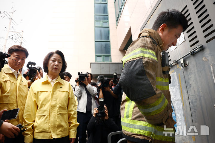 [부천=뉴시스] 고승민 기자 = 추미애 경기도지사가 16일 부천 오정구의 한 도장공장 화재현장에서 흐느끼는 소방관을 위로하고 있다. 2026.10.16. kkssmm99@newsis.com