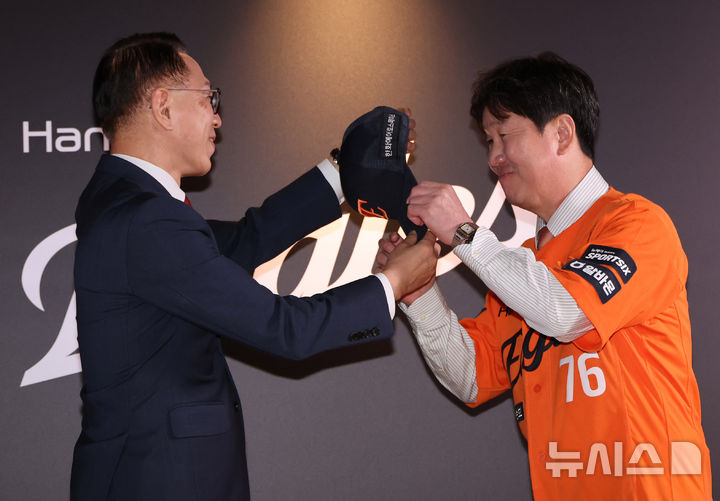 [대전=뉴시스] 배훈식 기자 = 박종태 한화이글스 대표이사 사장이 16일 오후 대전 중구 대전한화생명볼파크에서 류지현 신임 한화 감독에게 모자를 씌워 주고 있다. 2026.10.16. dahora83@newsis.com