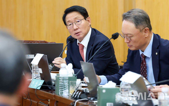 [대구=뉴시스] 이무열 기자 = 김상훈 국민의힘 의원이 16일 대구 중구 한국은행 대구경북본부에서 열린 국회 재정경제기획위원회의 동북·동남지방데이터청, 부산·대구지방국세청, 부산·대구본부세관, 한국은행 부산·경남·울산·대구경북·포항본부에 대한 국정감사에서 질의하고 있다. 2026.10.16. lmy@newsis.com
