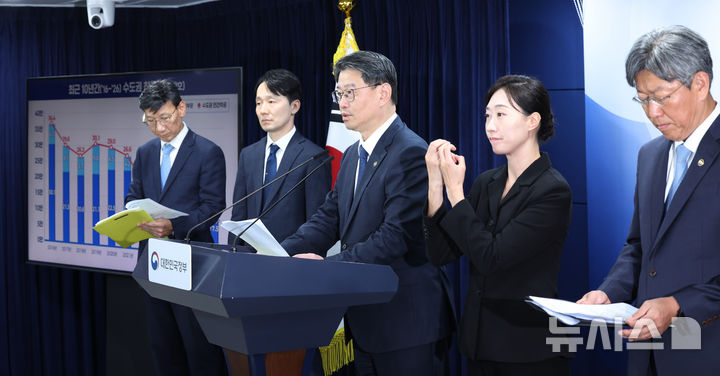 [서울=뉴시스] 조수정 기자 = 김용수 국무조정실 국무2차장이 16일 오후 서울 종로구 정부서울청사에서 제1차 주택공급 정례브리핑 '내집 어디에 있나'를 하고 있다. 오른쪽은 김이탁 국토교통부 1차관. 2026.10.16. chocrystal@newsis.com