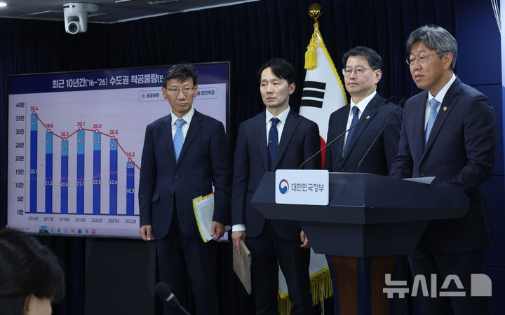 [서울=뉴시스] 조수정 기자 = 김이탁 국토교통부 1차관이 16일 오후 서울 종로구 정부서울청사에서 열린 제1차 주택공급 정례브리핑에서 전월세시장 안정과제 추진상황 등을 발표하고 있다. 오른쪽 두번째는 김용수 국무조정실 국무2차장. 2026.10.16. chocrystal@newsis.com