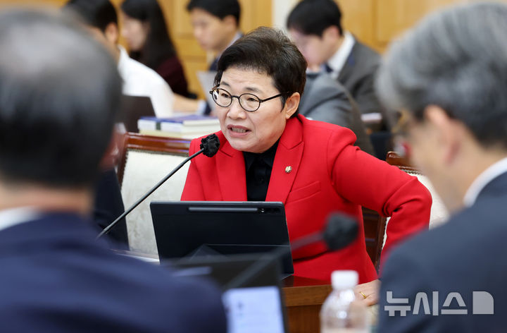 [대구=뉴시스] 이무열 기자 = 임이자 국민의힘 의원이 16일 대구 중구 한국은행 대구경북본부에서 열린 국회 재정경제기획위원회의 동북·동남지방데이터청, 부산·대구지방국세청, 부산·대구본부세관, 한국은행 부산·경남·울산·대구경북·포항본부에 대한 국정감사에서 질의하고 있다. 2026.10.16. lmy@newsis.com