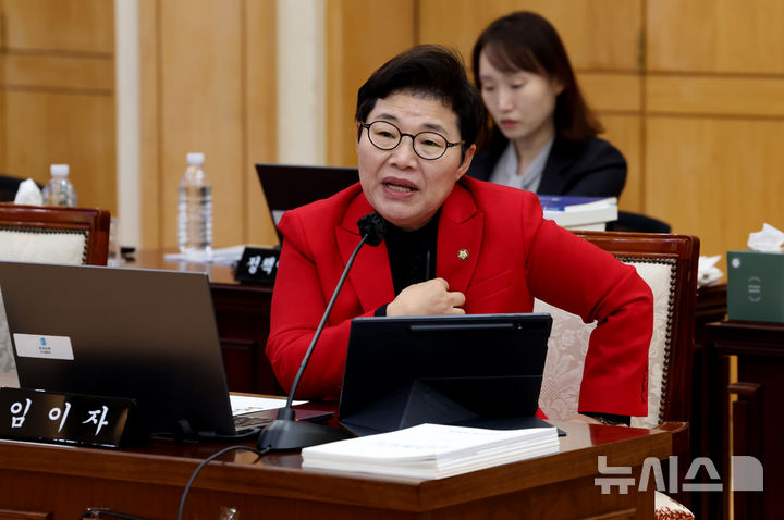 [대구=뉴시스] 이무열 기자 = 임이자 국민의힘 의원이 16일 대구 중구 한국은행 대구경북본부에서 열린 국회 재정경제기획위원회의 동북·동남지방데이터청, 부산·대구지방국세청, 부산·대구본부세관, 한국은행 부산·경남·울산·대구경북·포항본부에 대한 국정감사에서 질의하고 있다. 2026.10.16. lmy@newsis.com