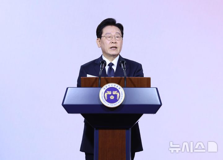 [부산=뉴시스] 김진아 기자 = 이재명 대통령이 16일 부산 부산시청에서 열린 제47주년 부마민주항쟁 기념식에서 기념사를 하고 있다. 2026.10.16. bluesoda@newsis.com