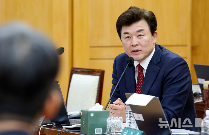 [대구=뉴시스] 이무열 기자 = 윤영석 국민의힘 의원이 16일 대구 중구 한국은행 대구경북본부에서 열린 국회 재정경제기획위원회의 동북·동남지방데이터청, 부산·대구지방국세청, 부산·대구본부세관, 한국은행 부산·경남·울산·대구경북·포항본부에 대한 국정감사에서 질의하고 있다. 2026.10.16. lmy@newsis.com